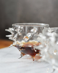 Deze glazen schaaltjes van Serax zijn een stijlvolle toevoeging aan iedere tafel. Oursin is het Franse woord voor zee-egel.